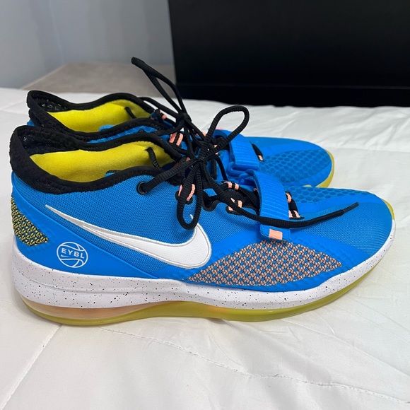 Nike - Picture 4 of 5